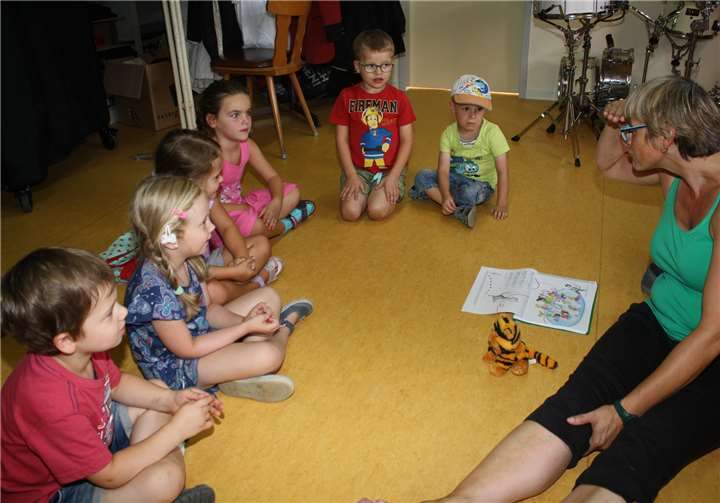 Die jüngsten Interessenten werden von Betreuerin Anja Brust spielerisch an das Musizieren herangeführt.