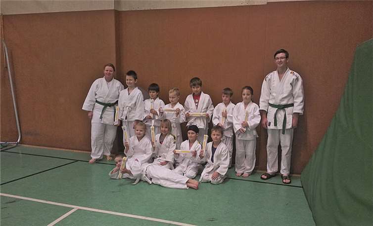 Die jüngsten Judoka bestanden ihre Prüfung zum weiß-gelben Gürtel.privat