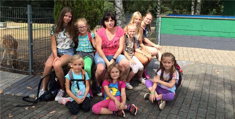 Die jüngsten Kamäju-Kinder mit ihren Gruppenleiterinnen.