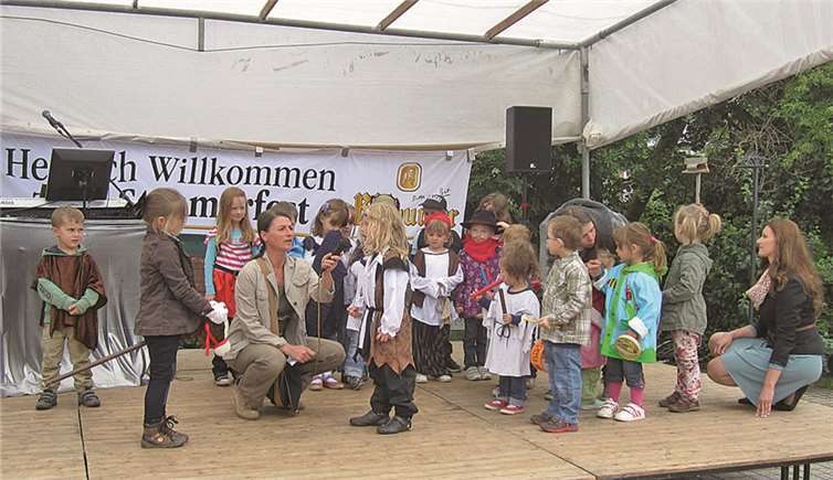 Die jüngsten Räuberkinder marschierten über die Bühne: „Mein Herr, bleibt bitte stehen, wo habt ihr euer Geld?“ privat