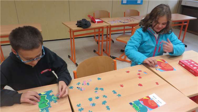 Die jüngsten Schüler beschäftigten sich unter anderem mit Spielen, wie sie in der Kindheit der Geschwister Scholl gespielt wurden.