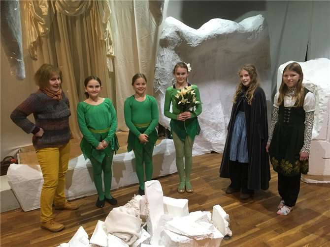 Die jüngsten Teilnehmerinnen mit der Regisseurin (v.l.): Rita Krock, Marlene Schmidt, Matilda Greher, Alexandra Dinkel, Caroline Bornemann und Raphaela Pollmächer.  Foto: muslix