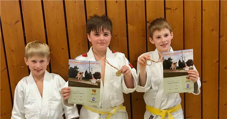Die jüngsten Wettkämpfer des Judo Club Maifeld machten ihre Sache gut: Hendrik, Morris und Simon (alle U10) nach der Siegerehrung. Foto: privat