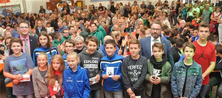 Die jugendlichen Leichtathleten im TuS Mayen bei ihrer Ehrung.