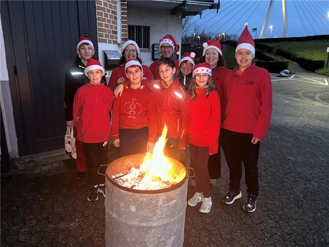 Die jugendlichen Ruderer an der Feuertonne.