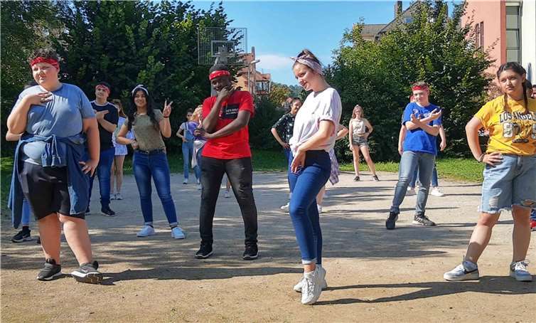 Die jugendlichen Teilnehmerinnen und Teilnehmer studieren im dreiwöchigen Sommercamp auch ein Musical ein, das wegen der Corona-Einschränkungen diesmal allerdings nicht live aufgeführt, sondern verfilmt wird.Quelle: Agentur für Arbeit Koblenz-Mayen