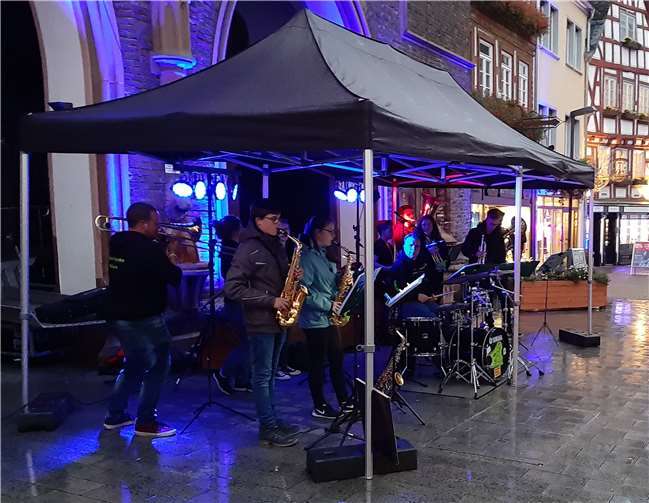 Die junge, 14-köpfige Liveband „Chaosorchester“ aus Weibern aus der Eifel sorgte auch bei Nieselwetter ordentlich für Stimmung.