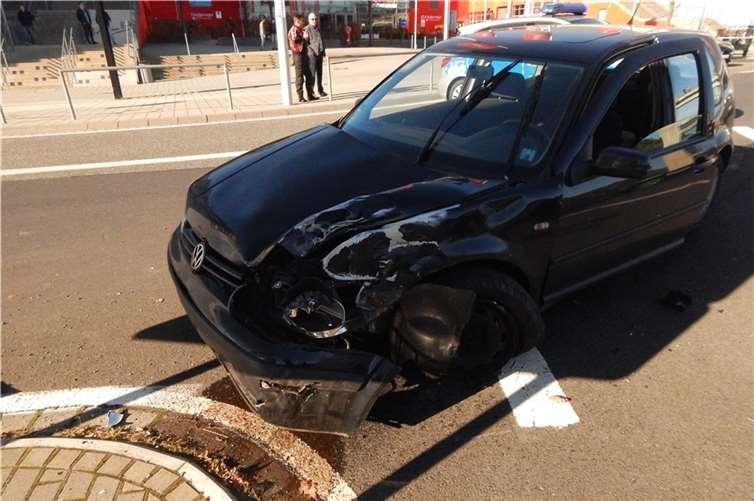 Die junge Autofahrerin hatte den Motorradfahrer übersehen. Foto: Polizei