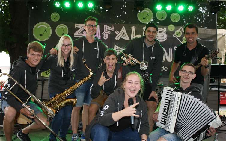 40 Weinmajestäten der Terrassenmosel machten ihre Aufwartung Die junge Band „ZUFALLSEXPERIMENT“war ein musikalisches Highlight beim Fest.