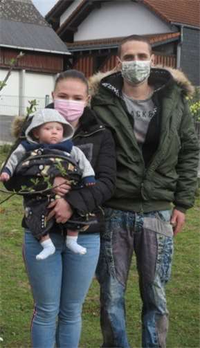 Die junge Familie freut sich sehr über den Baum.