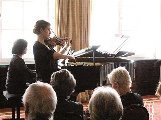 Die junge Geigerin Lara Weber spielte auf einer „Gagliano“ im Rheinhotel Schulz. DL