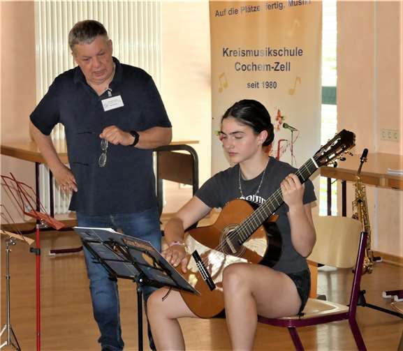 Die junge Jana Häser begeisterte mit ihrem Gitarrenspielim Beisein ihres Musiklehrers Bernd Bömer. fotos: TE