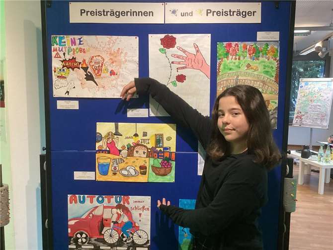 Die junge Künstlerin Laura Roos überzeugte die Jury des Malwettbewerbs mit ihrer Darstellung der Gefahrensituation. Foto: Realschule plus und FOS Untermosel