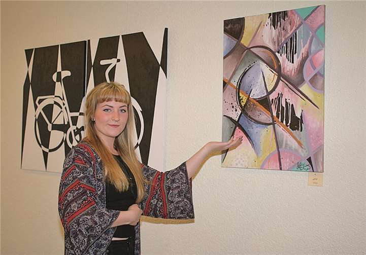 Die junge Künstlerin präsentiert ihre Werke in der Ausstellung „PIECES“.