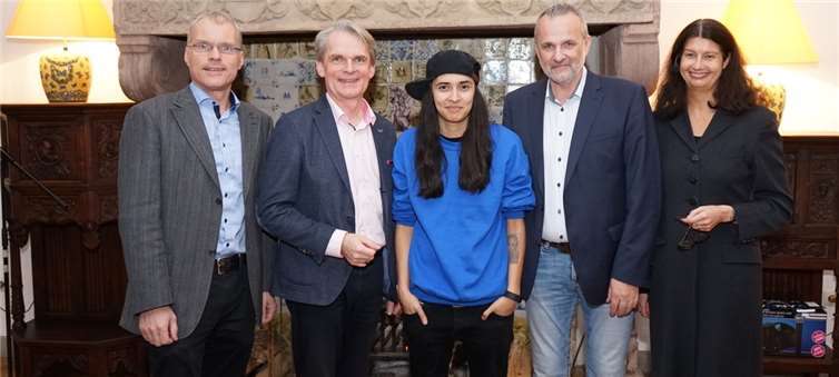 Die junge Politikerin Diana Kinnert (M.) zog ein bunt gemischtes Publikum in ihren Bann. (S. Hein)