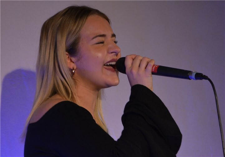 Die junge Sängerin Emma Spöth aus Balduinstein zeigte ihr Können mit begeisternden Interpretationen bekannter Schlaghits.