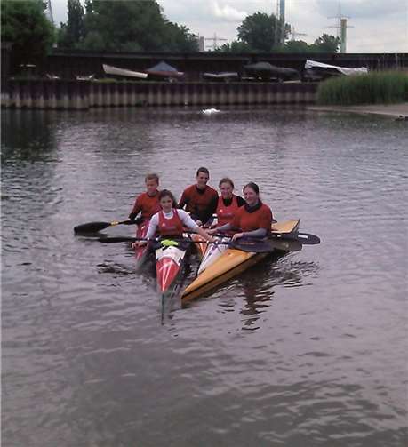 Die junge Wettkampfmannschaft nach Beendigung des ersten Regattatages im Mombacher Hafen. privat