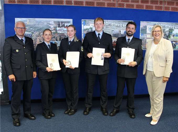 Die jungen AbsolventInnen erhalten die Auszeichnung.