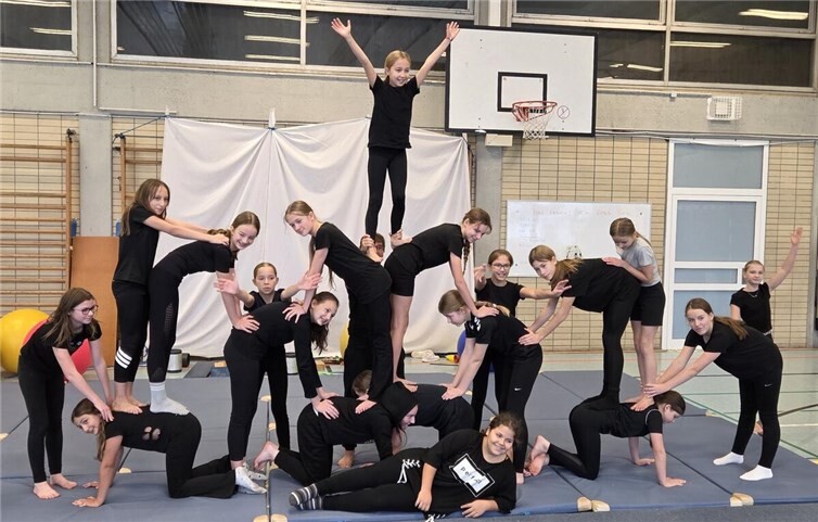 Die jungen Akrobaten begeistern bei der Zirkusshow am MGL.  Foto: privat