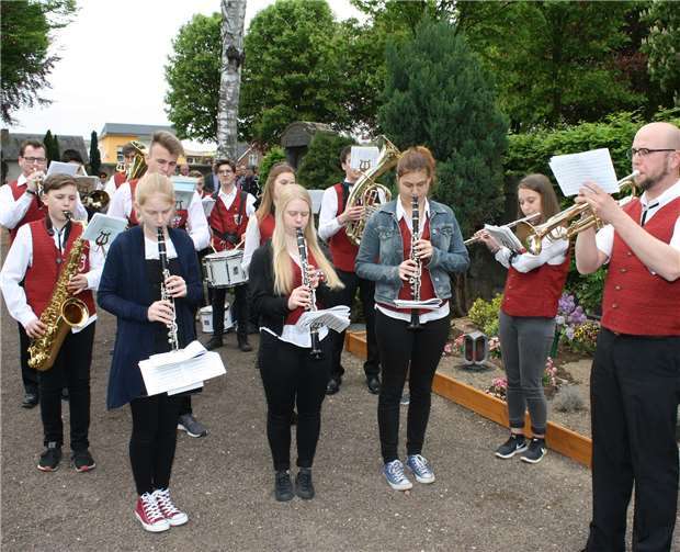 Die jungen Akteure des Polcher Musikvereins intoniertenam Ehrenmal der Gefallenen das Lied vom verlorenen Kameraden.