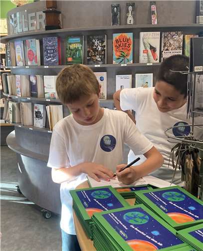 Die jungen Autoren Olli und Omar.