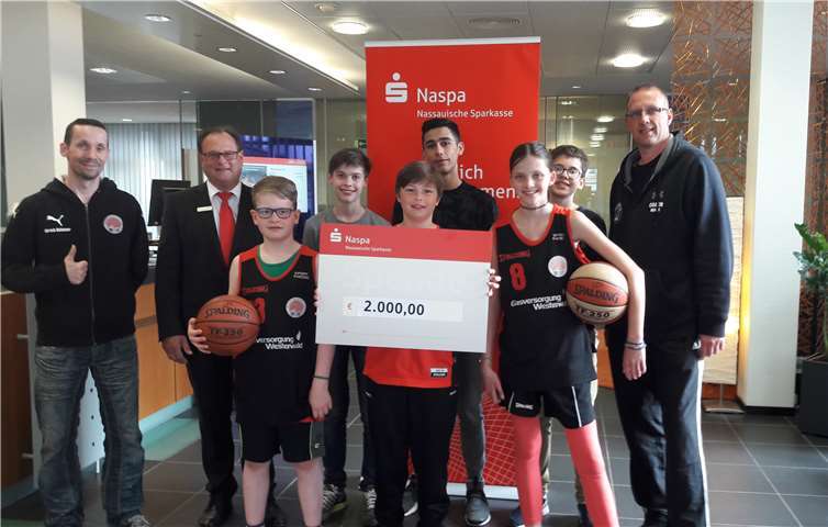 Die jungen Basketballer freuen sich über die großzügige Spende.privat