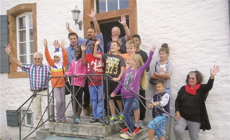 Die jungen Besucher mit den Betreuern vor dem Herrenhaus.privat