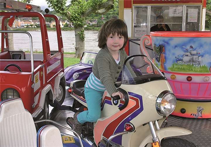 Die jungen Besucher vergnügten sich derweil auf dem Karussell. RÜ