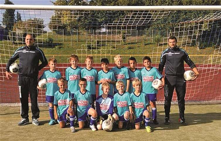 Die jungen Breisiger Kicker freuen sich über ihre neue Trikots. privat