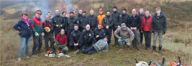 Die jungen Bundespolizisten und die Freiwilligen des NABU Bonn im Biotoppflegeeinsatz.Privat