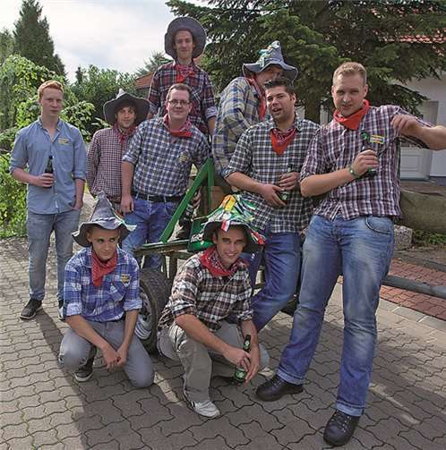 Die jungen Burschen mit ihrem Baum auf dem Weg durch Ehlscheid.  WT