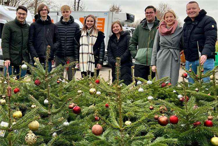 Die jungen Christdemokraten in Koblenz präsentieren stolz die liebevoll geschmückten Weihnachtsbäume, die an soziale Einrichtungen übergeben wurden. Quelle: Junge Union Koblenz