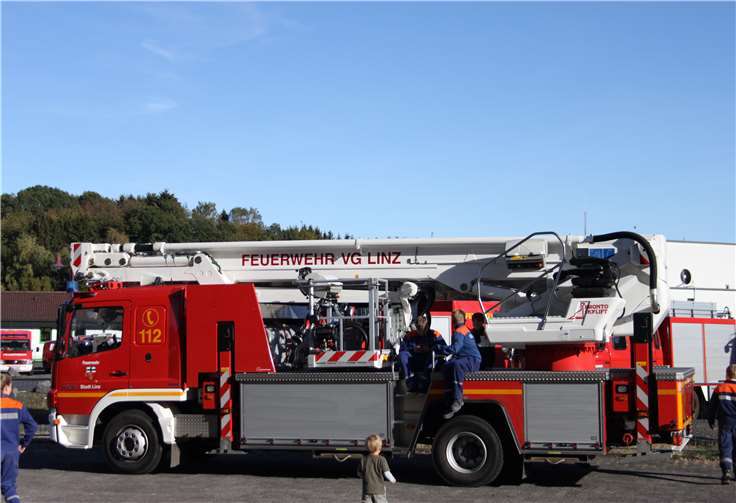 Die jungen Feuerwehrleute genossen den strahlenden Sonnenschein.