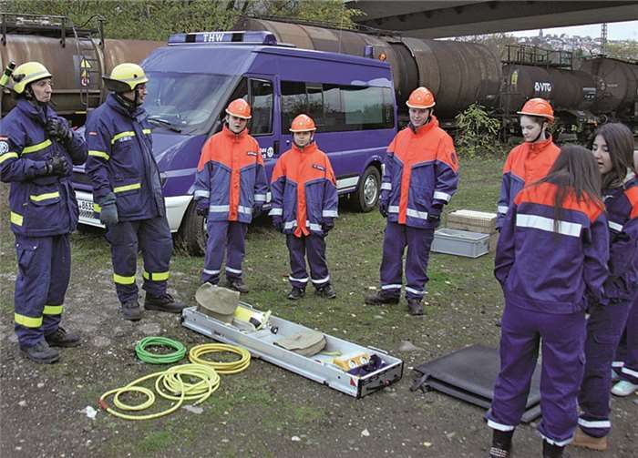 Die jungen Feuerwehrleute lernten viel Nützliches bei dem THW-Ausbilder.privat