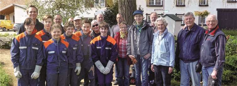 Die jungen Feuerwehrleute packten tüchtig mit an bei der Reinigung des Weihers. HVV