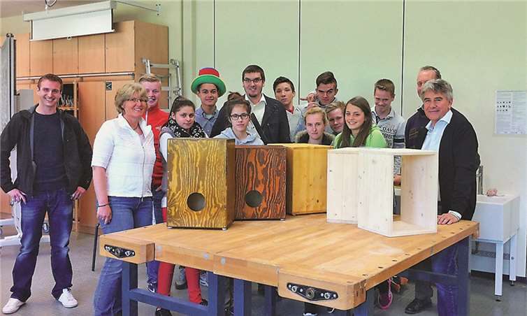 Die jungen Firmengründer von „Tigerwood“ mit Wirtschaftsförderer Jens Forstner (hinten Mitte), Schulleiter Hans Karaszewski (r.) und Berufswahlkoordinatorin Beatrice Driesch-Roth (2.v.l.). privat
