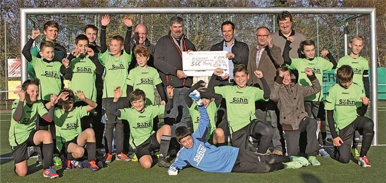 Die jungen Fußballer der D1-Mannschaft der SG Eintracht Mendig freuen sich zusammen mit dem stellvertretenden Jugendleiter, Volker Bohlen und dem Ersten Vorsitzenden der SGE, Harald Heinemann über die willkommene Spende, die von den CDU-Politikern, Achim Grün, Michael Hamann und Ernst Einig überreicht wurde. Jürgen Thierfelder