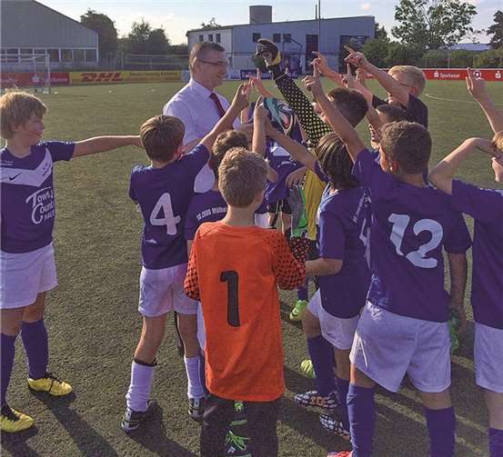 Die jungen Fußballer konnten es gar nicht erwarten, den WM-Fußball in den eigenen Händen zu halten.privat