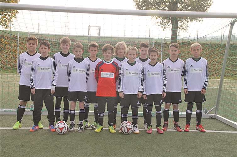 Die jungen Fußballer waren sehr dankbar, als sie ihr neues Spieloutfit dank der Firma Fibrolith erhalten haben. Privat