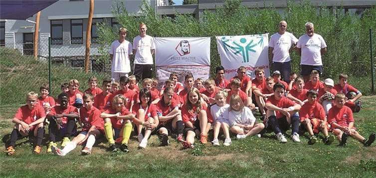 Die jungen Fußballerinnen und Fußballer mit ihren Betreuern beim integrativen Fußballcamp 2013.Privat