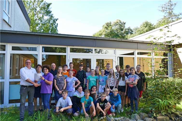 Die jungen Gärtnerinnen und Gärtner bepflanzen den Schulgarten nicht nur mit Tomaten und Himbeeren, sondern haben auch den Schulteich mit neuen Pflanzen verschönert. Foto: privat