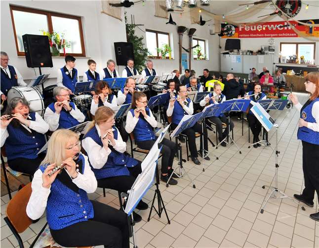 Die jungen Gäste zeigten sich hoch interessiert an Ausrüstung und Feuerwehrtechnik.