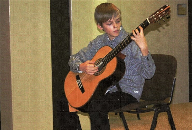 Die jungen Gitarristen haben mit ihren Lehrern ein Programm mit Musik der Renaissance, des Barock, der Klassik sowie Folklore, Pop und Jazz erarbeitet.Privat