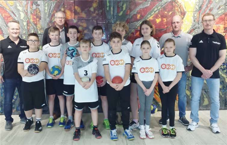 Die jungen Handballer erreichten den Einzug in den Regionalentscheid: Dr. Jochen Britz, Justen Radek, David Rixen, Schulleiter Gerhard Müller, Christian Korb, Noel Aust, Rudi Poppe, Romeo Witt, Erik Daub, Josie Kaul, Emily und Hannah Küper, Stefan Lakotta und Thomas Dott (v.l.n.r) Es fehlen Mathias Kohlhaas, Anna-Maria Hamm und Emilio ScherbarthFoto: privat