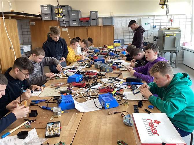 Die jungen Handwerker haben mit viel Eifer gebastelt und an der Technik herumgespielt. Foto: privat