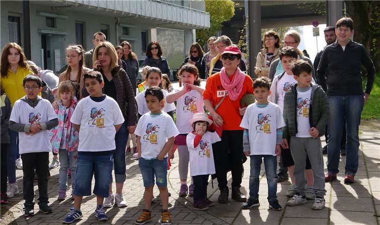 Die jungen Helfer erhielten „Saubere Pfoten“-T-Shirts.