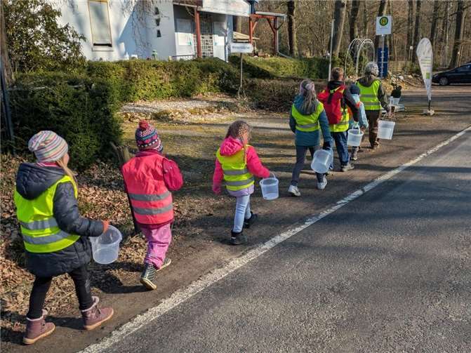 Die jungen Helfer im Einsatz.  Fotos: Christina Hanke