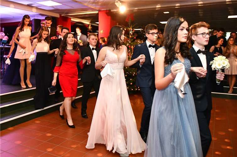 Die jungen Herren erschienen in schicken Anzügen und die jungen Damen in farbenfrohen Abendkleidern.