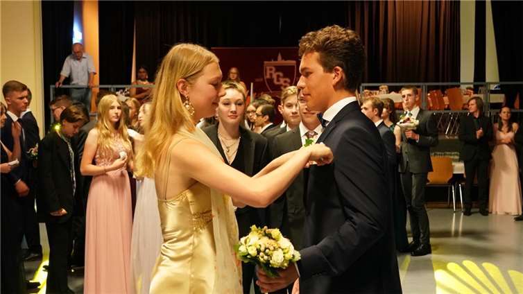 Die jungen Herren erschienen in schicken Anzügen und die jungen Damen in edlen Abendkleidern.