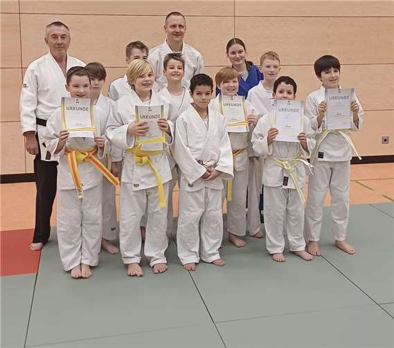 Die jungen Judokas mit ihren Prüfern Klaus Posmann und Leif Rasch.  Foto:privat